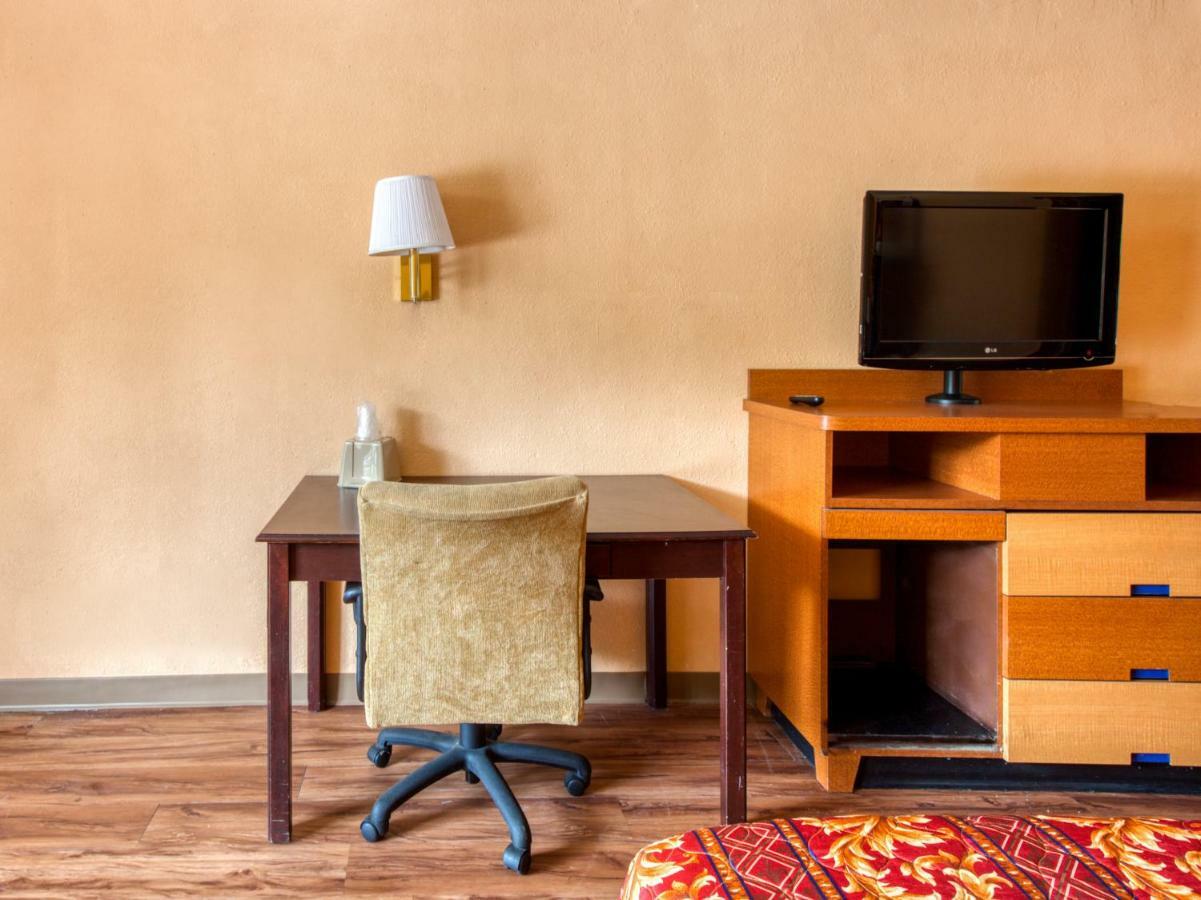 Budgetel Inn & Suites 포레스트파크 외부 사진
