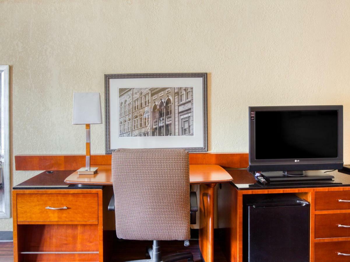 Budgetel Inn & Suites 포레스트파크 외부 사진
